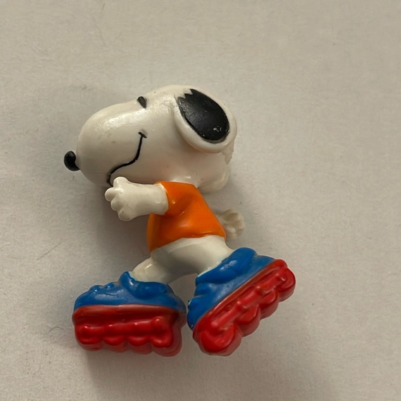 Peanuts Other - Vintage Snoopy Figure Snoopy Peanuts Roller Blading Figure H17